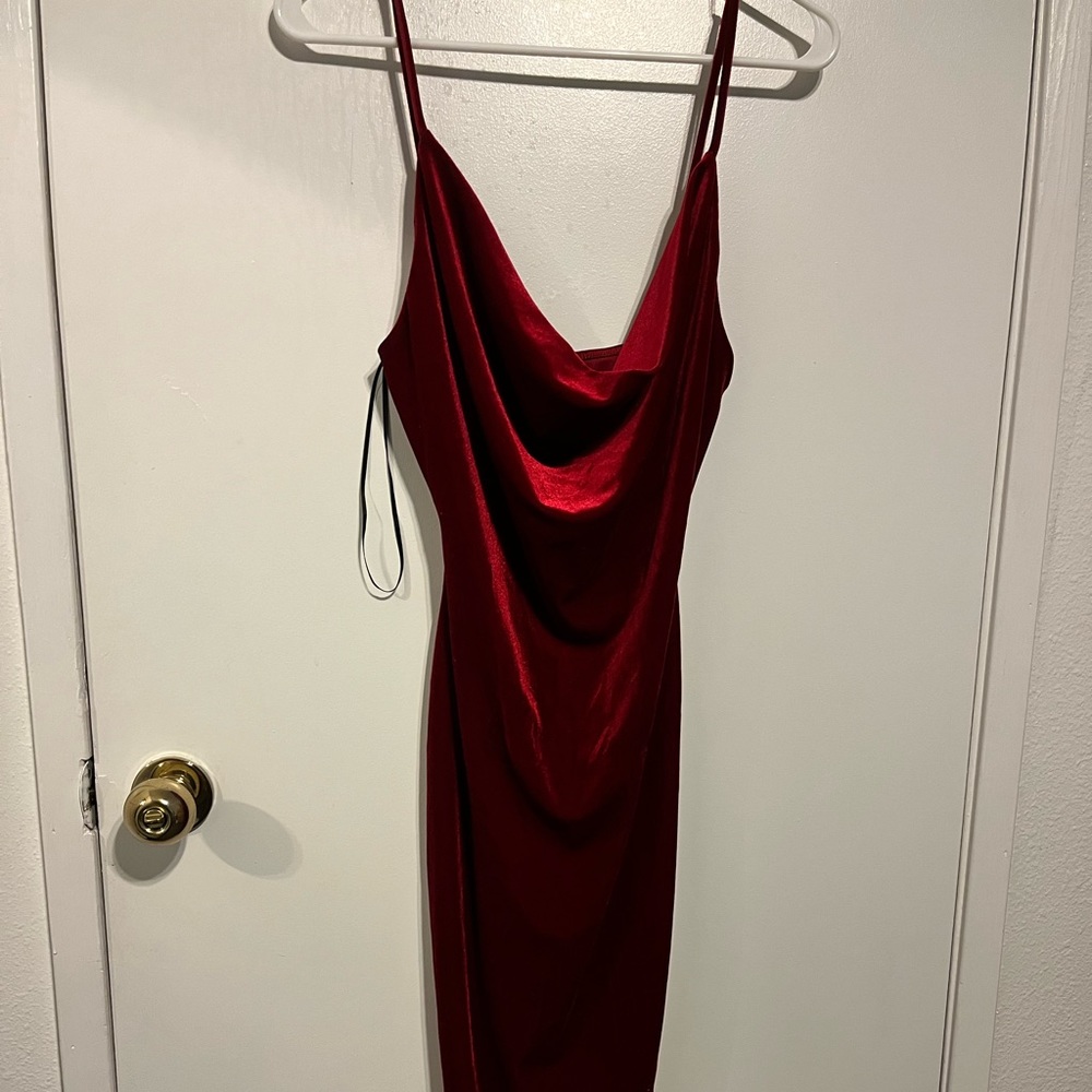 Med - long bodycon red velvet dress